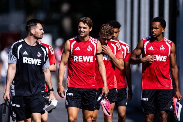 COLOGNE, GERMANY - JULY 15: Max Weuthen (Athletics Coach 1. FC Koeln), Joel Schmied (1. FC Koeln, 2) and Youssoupha Niang (1. FC Koeln, 38) on their way to the pitch during a training session of season 2026 27 at Geissbockheim on July 15, 2026 in Cologne, Germany. North Rhine Westphalia Germany Copyright: xSteffiexWunderlx