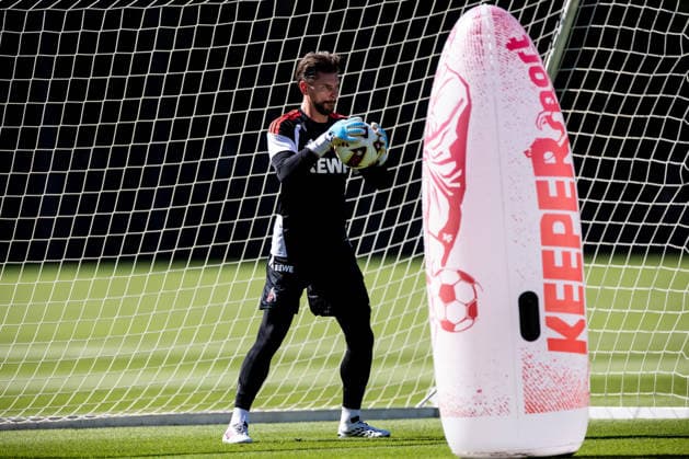 COLOGNE, GERMANY - JULY 15: Ron-Robert Zieler (1. FC Koeln, 20) catching the ball during a training session of season 2026 27 at Geissbockheim on July 15, 2026 in Cologne, Germany. North Rhine Westphalia Germany Copyright: xSteffiexWunderlx