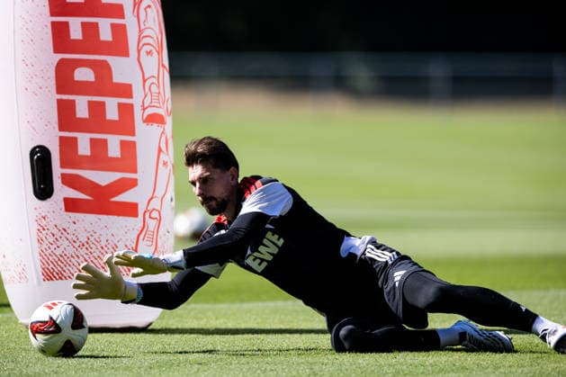 COLOGNE, GERMANY - JULY 15: Ron-Robert Zieler (1. FC Koeln, 20) catching the ball during a training session of season 2026 27 at Geissbockheim on July 15, 2026 in Cologne, Germany. North Rhine Westphalia Germany Copyright: xSteffiexWunderlx