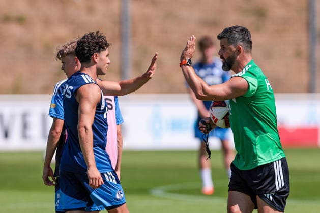 15.07.2026, Fussball, Training des FC Schalke 04. v. l. Soufiane El-Faouzi (FC Schalke 04), Trainer Miron Muslic (FC Schalke 04) klatschen ab. Gelsenkirchen Trainingsgelände FC Schalke 04 NRW Deutschland xRHR-FOTO YYx *** July 15, 2026, Soccer, FC Schalke 04 training session featuring Soufiane El Faouzi, FC Schalke 04; coach Miron Muslic, FC Schalke 04, high-fiving at the FC Schalke 04 training facility in Gelsenkirchen, North Rhine-Westphalia, Germany (xRHR PHOTO YYx) Copyright: RHR-FOTOx RHR-FOTO YY