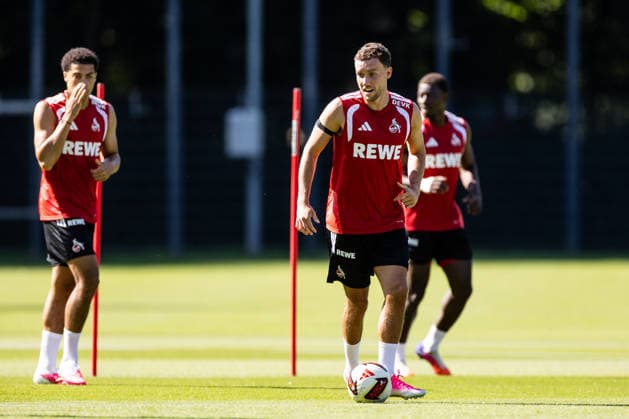 COLOGNE, GERMANY - JULY 15: Luca Waldschmidt (1. FC Koeln, 7) controls the ball during a training session of season 2026 27 at Geissbockheim on July 15, 2026 in Cologne, Germany. North Rhine Westphalia Germany Copyright: xSteffiexWunderlx