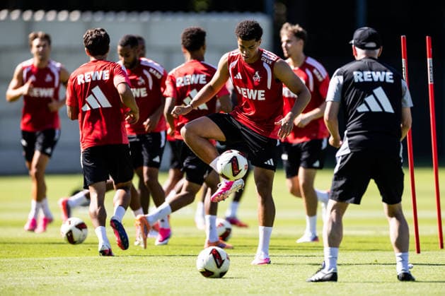 COLOGNE, GERMANY - JULY 15: Jahmai Simpson-Pusey (1. FC Koeln, 22) controls the ball during a training session of season 2026 27 at Geissbockheim on July 15, 2026 in Cologne, Germany. North Rhine Westphalia Germany Copyright: xSteffiexWunderlx