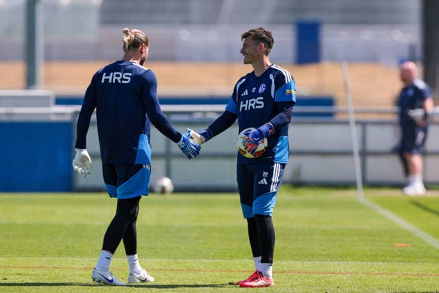 15.07.2026, Fussball, Training des FC Schalke 04. v. l. Torwart Loris Karius (FC Schalke 04), Torwart Kevin Müller (FC Schalke 04) klatschen ab. Gelsenkirchen Trainingsgelände FC Schalke 04 NRW Deutschland xRHR-FOTO YYx *** July 15, 2026, Soccer, FC Schalke 04 training session: Goalkeeper Loris Karius (FC Schalke 04) and goalkeeper Kevin Müller (FC Schalke 04) high-five each other at the FC Schalke 04 training facility in Gelsenkirchen, North Rhine-Westphalia, Germany xRHR PHOTO YYx Copyright: RHR-FOTOx RHR-FOTO YY