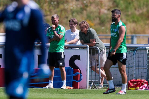 15.07.2026, Fussball, Training des FC Schalke 04. v. l. Technischer Leiter Lorenz Kutscha-Lissberg (FC Schalke 04), Direktor Profifussball Youri Mulder (FC Schalke 04), Trainer Miron Muslic (FC Schalke 04). Gelsenkirchen Trainingsgelände FC Schalke 04 NRW Deutschland xRHR-FOTO YYx *** July 15, 2026, Soccer, FC Schalke 04 training session; from left: Technical Director Lorenz Kutscha Lissberg, FC Schalke 04; Director of Professional Soccer Youri Mulder, FC Schalke 04; Coach Miron Muslic, FC Schalke 04, Gelsenkirchen; FC Schalke 04 Training Facility, North Rhine-Westphalia, Germany; xRHR PHOTO YYx Copyright: RHR-FOTOx RHR-FOTO YY
