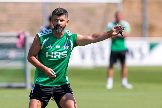 Sport Bilder des Tages 15.07.2026, Fussball, Training des FC Schalke 04. Trainer Miron Muslic (FC Schalke 04) gibt Anweisungen. Gelsenkirchen Trainingsgelände FC Schalke 04 NRW Deutschland xRHR-FOTO YYx *** July 15, 2026, Soccer, FC Schalke 04 practice; Coach Miron Muslic; FC Schalke 04 gives instructions; Gelsenkirchen; FC Schalke 04 training facility; North Rhine-Westphalia, Germany; xRHR; PHOTO YYx Copyright: RHR-FOTOx RHR-FOTO YY