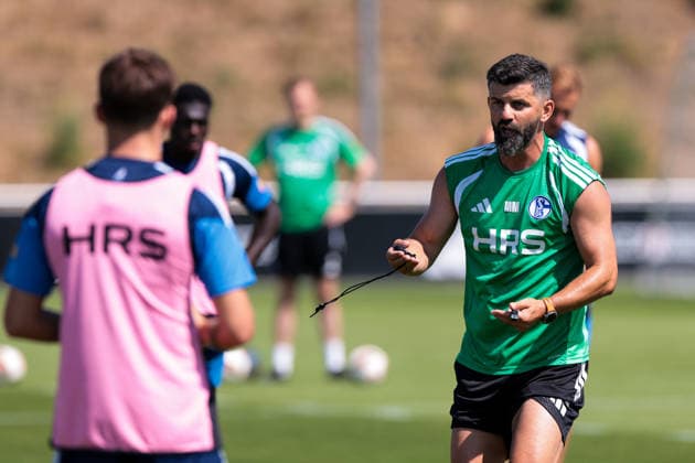15.07.2026, Fussball, Training des FC Schalke 04. Trainer Miron Muslic (FC Schalke 04) gibt Anweisungen. Gelsenkirchen Trainingsgelände FC Schalke 04 NRW Deutschland xRHR-FOTO YYx *** July 15, 2026, Soccer, FC Schalke 04 practice; Coach Miron Muslic; FC Schalke 04 gives instructions; Gelsenkirchen; FC Schalke 04 training facility; North Rhine-Westphalia, Germany; xRHR; PHOTO YYx Copyright: RHR-FOTOx RHR-FOTO YY