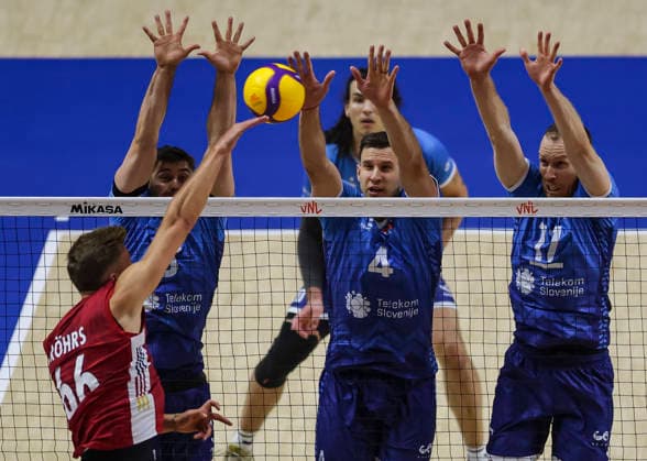 Men s Volleyball Nations League - Belgrade 2026 Germany s Erik Rohrs spikes the ball against Slovenia s Jan Kozamernik (C) and Slovenia s Tine Urnaut (R) during the MenÕs Volleyball Nations League Pool 7 match between Germany and Slovenia at Belgrade Arena on July 15, 2026 in Belgrade, Serbia. Belgrade Serbia Copyright: xSrdjanxStevanovicx x