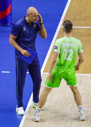 Men s Volleyball Nations League - Belgrade 2026 Slovenia s head coach Fabio Soli speaks to Slovenia s Grega Okroglic during the MenÕs Volleyball Nations League Pool 7 match between Germany and Slovenia at Belgrade Arena on July 15, 2026 in Belgrade, Serbia. Belgrade Serbia Copyright: xSrdjanxStevanovicx x