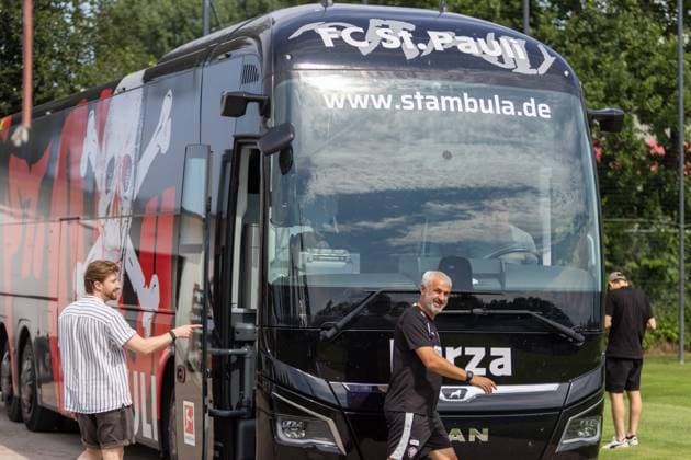 Der Mannschaftsbus wurde beim heutigen Training für die Reise ins Trainingslager nach Flachau gepackt. Teammanager Jonas Wömmel und Co-Trainer Peter Nemeth wollten schon einsteigen FC St. Pauli Mannschaftsbus bereit zur Abfahrt ins Trainingslager nach Flachau ( Österreich) *** The team bus was loaded during today s practice in preparation for the trip to the training camp in Flachau. Team manager Jonas Wömmel and assistant coach Peter Nemeth were already getting ready to board. The FC St. Pauli team bus is ready to depart for the training camp in Flachau, Austria. Copyright: xspeedshotx xAndreasxTolksdorfx