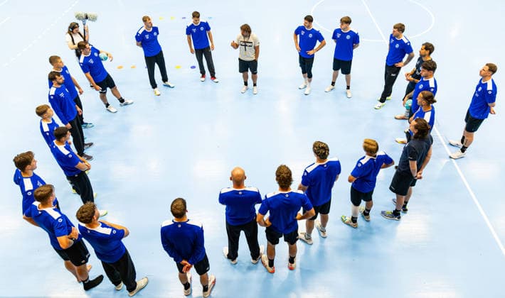 15.07.2026, GER, Handball, Maenner, Saison 26 27, Opel 1.Handballbundesligal, ThSV Eisenach Trainingsauftakt Ansprache von Trainer Sebastian Hinze (ThSV Eisenach,Trainer) zum Trainingsbeginn 99817 Eisenach Werner-Assmann-Halle Am Sportp Thueringen Deutschland *** July 15, 2026, GER, Handball, Men, Season 26–27, Opel 1 Handball Bundesliga, ThSV Eisenach Training Kickoff Speech by Coach Sebastian Hinze, ThSV Eisenach, Coach at the Start of Training, 99817 Eisenach, Werner Assmann Hall, Am Sportp, Thuringia, Germany