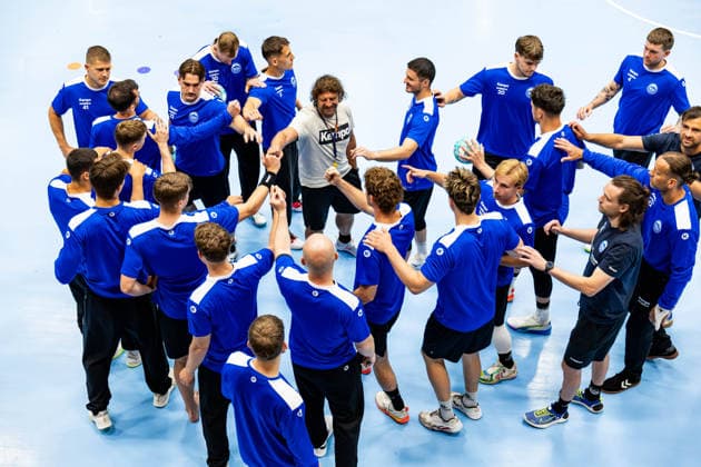 15.07.2026, GER, Handball, Maenner, Saison 26 27, Opel 1.Handballbundesligal, ThSV Eisenach Trainingsauftakt Ansprache von Trainer Sebastian Hinze (ThSV Eisenach,Trainer) zum Trainingsbeginn 99817 Eisenach Werner-Assmann-Halle Am Sportp Thueringen Deutschland *** July 15, 2026, GER, Handball, Men, Season 26–27, Opel 1 Handball Bundesliga, ThSV Eisenach Training Kickoff Speech by Coach Sebastian Hinze, ThSV Eisenach, Coach at the Start of Training, 99817 Eisenach, Werner Assmann Hall, Am Sportp, Thuringia, Germany