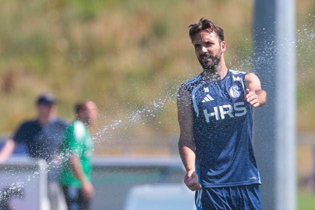 15.07.2026, Fussball, Training des FC Schalke 04. Kenan Karaman (FC Schalke 04) kühlt sich ab. Gelsenkirchen Trainingsgelände FC Schalke 04 NRW Deutschland xRHR-FOTO YYx *** July 15, 2026, Soccer, FC Schalke 04 Training Kenan Karaman FC Schalke 04 cools off Gelsenkirchen FC Schalke 04 Training Facility NRW Germany xRHR PHOTO YYx Copyright: RHR-FOTOx RHR-FOTO YY