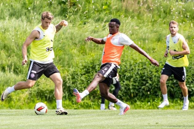 Marcus Mathisen ( 6 FC St. Pauli) bei der Spieleröffnung im Training gegen Abdoulie Ceesay ( 9 FC St. Pauli) FC St. Pauli Trainingseinheit – Zweikampf auf dem Trainingsplatz *** Marcus Mathisen (6, FC St. Pauli) challenges Abdoulie Ceesay (9, FC St. Pauli) during a training session FC St. Pauli Training Session – Tackle on the practice field Copyright: xAndreasxTolksdorfx
