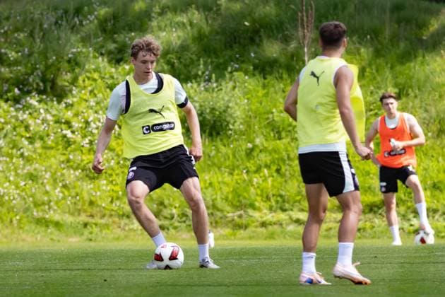 Ein Spieler des FC St. Pauli kontrolliert den Ball im Trainingsspiel am Trainingszentrum in Hamburg, während zwei Mitspieler in gelben Leibchen und ein weiterer in orangem Leibchen im Hintergrund agieren. FC St. Pauli Spieler im Trainingsspiel mit Ball am Fuß *** An FC St. Pauli player controls the ball during a practice match at the training center in Hamburg, while two teammates in yellow jerseys and another in an orange jersey are in the background. FC St. Pauli player with the ball at his feet during a practice match Copyright: xAndreasxTolksdorfx