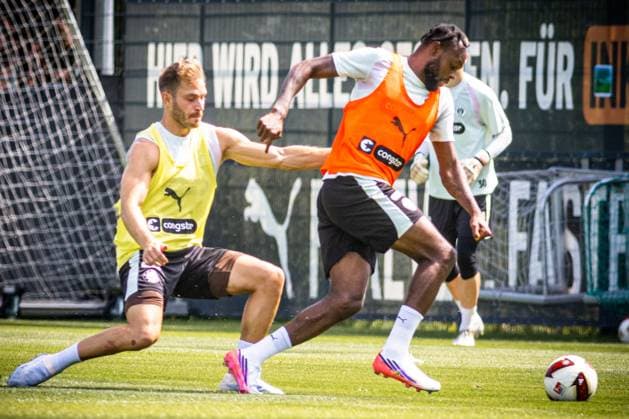 Lars Ritzka ( 21) hier im Zweikampf mit Ricky Jade Jones ( 26 FC St. Pauli) Zweikampf im Training des FC St. Pauli in Hamburg *** Lars Ritzka, 21, here in a tackle with Ricky Jade Jones, 26, of FC St. Pauli; a tackle during FC St. Pauli s training session in Hamburg Copyright: xAndreasxTolksdorfx