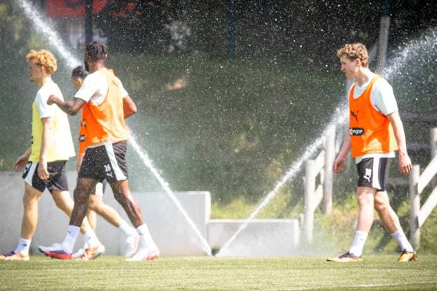 Der Rasensprenger war heute eine willkommende Abkühlung beim Training FC St. Pauli Spieler beim Training mit aktivem Rasensprenger *** The sprinkler provided a welcome bit of relief from the heat during today s practice FC St. Pauli players during practice with the sprinkler running Copyright: xAndreasxTolksdorfx