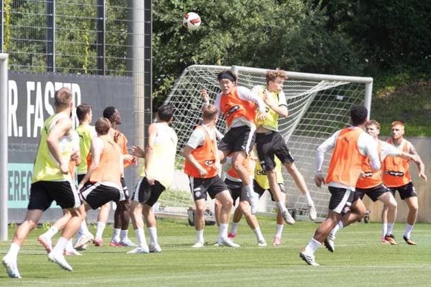 Tomoya Ando ( 15 FC St. Pauli) im Kopfball Duell mit Jannek Westphal ( 56 FC St. Pauli) Kopfballduell im Training des FC St. Pauli *** Tomoya Ando 15 FC St. Pauli in a header duel with Jannek Westphal 56 FC St. Pauli Header duel during FC St. Pauli training Copyright: xAndreasxTolksdorfx