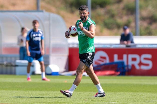 15.07.2026, Fussball, Training des FC Schalke 04. Trainer Miron Muslic (FC Schalke 04) gibt Anweisungen. Gelsenkirchen Trainingsgelände FC Schalke 04 NRW Deutschland xRHR-FOTO YYx *** July 15, 2026, Soccer, FC Schalke 04 practice; Coach Miron Muslic; FC Schalke 04 gives instructions; Gelsenkirchen; FC Schalke 04 training facility; North Rhine-Westphalia, Germany; xRHR; PHOTO YYx Copyright: RHR-FOTOx RHR-FOTO YY