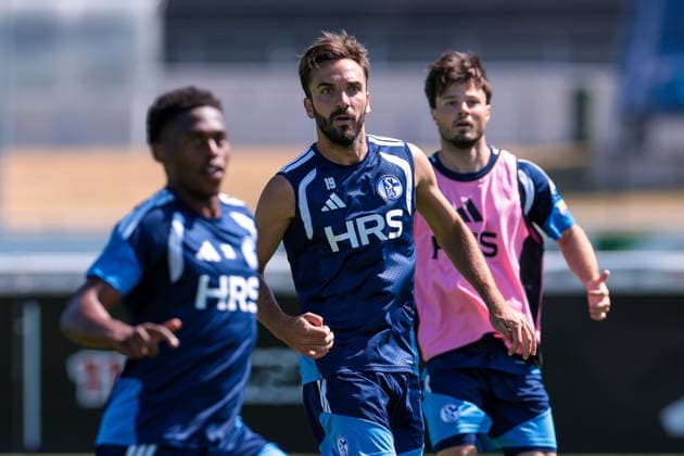 15.07.2026, Fussball, Training des FC Schalke 04. v. l. Junior Adamu (FC Schalke 04), Kenan Karaman (FC Schalke 04), Adrian Gantenbein (FC Schalke 04). Gelsenkirchen Trainingsgelände FC Schalke 04 NRW Deutschland xRHR-FOTO YYx *** July 15, 2026, Soccer, FC Schalke 04 training session featuring Junior Adamu (FC Schalke 04), Kenan Karaman (FC Schalke 04), and Adrian Gantenbein (FC Schalke 04) at the FC Schalke 04 training facility in Gelsenkirchen, North Rhine-Westphalia, Germany xRHR PHOTO YYx Copyright: RHR-FOTOx RHR-FOTO YY
