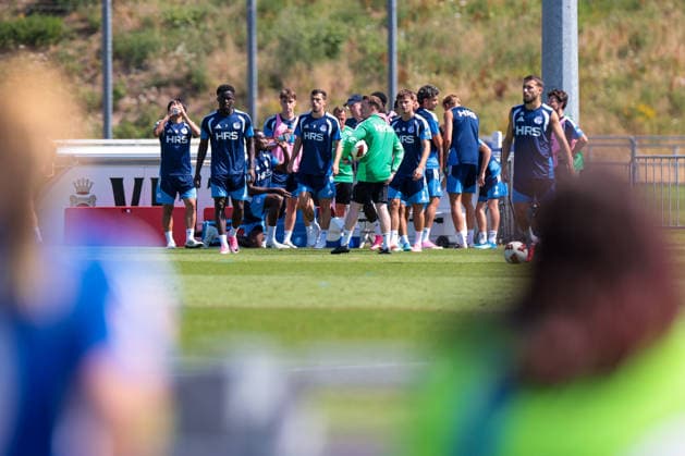 15.07.2026, Fussball, Training des FC Schalke 04. Die Spieler des S04 machen eine Trinkpause. Gelsenkirchen Trainingsgelände FC Schalke 04 NRW Deutschland xRHR-FOTO YYx *** July 15, 2026, Soccer, FC Schalke 04 practice. The S04 players take a water break. Gelsenkirchen, FC Schalke 04 training facility, North Rhine-Westphalia, Germany. xRHR PHOTO YYx Copyright: RHR-FOTOx RHR-FOTO YY
