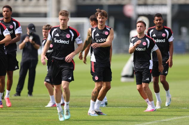 15.07.2026, Fussball Training, Eintracht Frankfurt, v.l., Elias Baum (Eintracht Frankfurt), Robin Koch (Eintracht Frankfurt), Mario Götze (Eintracht Frankfurt) DFL DFB REGULATIONS PROHIBIT ANY USE OF PHOTOGRAPHS AS IMAGE SEQUENCES AND OR QUASI-VIDEO. xdcx *** July 15, 2026, Soccer practice, Eintracht Frankfurt, from left: Elias Baum (Eintracht Frankfurt), Robin Koch (Eintracht Frankfurt), Mario Götze (Eintracht Frankfurt). DFL and DFB regulations prohibit any use of photographs as image sequences and or quasi-video. xdcx Copyright: HMBxMedia Claus