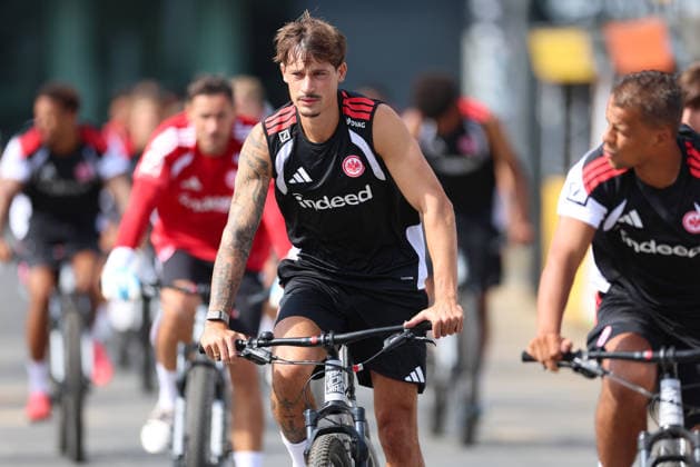 15.07.2026, Fussball Training, Eintracht Frankfurt, v.l., Robin Koch (Eintracht Frankfurt) DFL DFB REGULATIONS PROHIBIT ANY USE OF PHOTOGRAPHS AS IMAGE SEQUENCES AND OR QUASI-VIDEO. xdcx *** July 15, 2026, Soccer Practice, Eintracht Frankfurt, from left: Robin Koch, Eintracht Frankfurt. DFL and DFB regulations prohibit any use of photographs as image sequences and or quasi-video. xdcx Copyright: HMBxMedia Claus