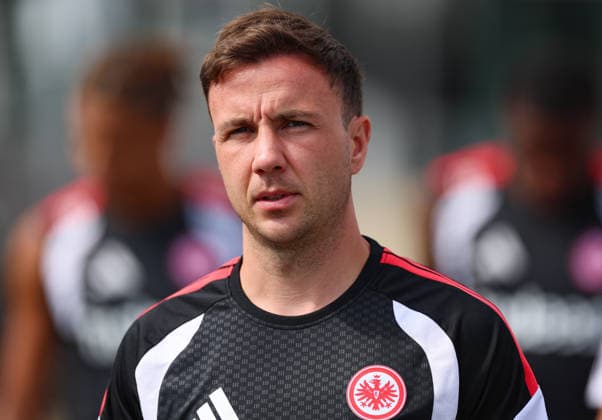 15.07.2026, Fussball Training, Eintracht Frankfurt, v.l., Mario Götze (Eintracht Frankfurt) DFL DFB REGULATIONS PROHIBIT ANY USE OF PHOTOGRAPHS AS IMAGE SEQUENCES AND OR QUASI-VIDEO. xdcx *** July 15, 2026, Soccer Practice, Eintracht Frankfurt, from left: Mario Götze, Eintracht Frankfurt. DFL and DFB regulations prohibit any use of photographs as image sequences and or quasi-video. xdcx Copyright: HMBxMedia Claus