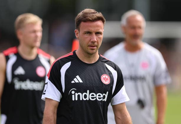 15.07.2026, Fussball Training, Eintracht Frankfurt, v.l., Mario Götze (Eintracht Frankfurt) DFL DFB REGULATIONS PROHIBIT ANY USE OF PHOTOGRAPHS AS IMAGE SEQUENCES AND OR QUASI-VIDEO. xdcx *** July 15, 2026, Soccer Practice, Eintracht Frankfurt, from left: Mario Götze, Eintracht Frankfurt. DFL and DFB regulations prohibit any use of photographs as image sequences and or quasi-video. xdcx Copyright: HMBxMedia Claus