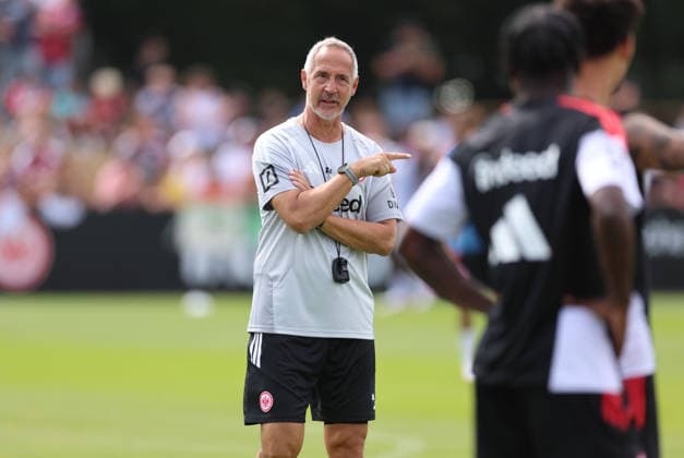 15.07.2026, Fussball Training, Eintracht Frankfurt, v.l., Trainer Adi Hütter (Eintracht Frankfurt) gibt Anweisungen, gestikuliert, mit den Armen gestikulieren, gives instructions, gesticulate DFL DFB REGULATIONS PROHIBIT ANY USE OF PHOTOGRAPHS AS IMAGE SEQUENCES AND OR QUASI-VIDEO. xdcx *** July 15, 2026, Soccer Practice, Eintracht Frankfurt, from left, Coach Adi Hütter of Eintracht Frankfurt gives instructions, gesticulates, waves his arms, gives instructions, gesticulates. DFL and DFB regulations prohibit any use of photographs as image sequences and or quasi-video. xdcx Copyright: HMBxMedia Claus