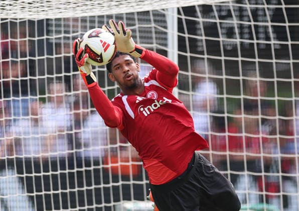 15.07.2026, Fussball Training, Eintracht Frankfurt, v.l., Torwart Kaua Kaua-Morais Vieira Dos Santos (Eintracht Frankfurt) DFL DFB REGULATIONS PROHIBIT ANY USE OF PHOTOGRAPHS AS IMAGE SEQUENCES AND OR QUASI-VIDEO. xdcx *** July 15, 2026, Soccer Practice, Eintracht Frankfurt, from left: Goalkeeper Kaua Kaua Morais Vieira Dos Santos, Eintracht Frankfurt. DFL and DFB regulations prohibit any use of photographs as image sequences and or quasi-video. xdcx Copyright: HMBxMedia Claus