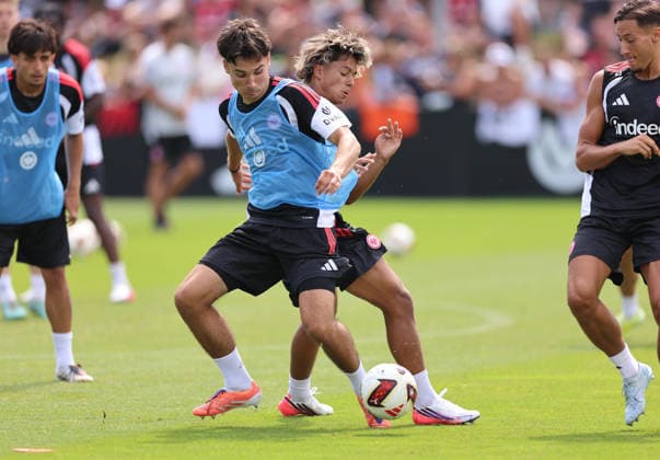 15.07.2026, Fussball Training, Eintracht Frankfurt, v.l., Niklas Scheller (Eintracht Frankfurt), Marvin Dills (Eintracht Frankfurt) DFL DFB REGULATIONS PROHIBIT ANY USE OF PHOTOGRAPHS AS IMAGE SEQUENCES AND OR QUASI-VIDEO. xdcx *** July 15, 2026, Soccer Practice, Eintracht Frankfurt, from left: Niklas Scheller (Eintracht Frankfurt), Marvin Dills (Eintracht Frankfurt). DFL and DFB regulations prohibit any use of photographs as image sequences and or quasi-video. xdcx Copyright: HMBxMedia Claus