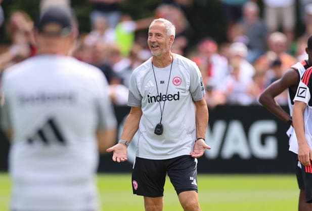 15.07.2026, Fussball Training, Eintracht Frankfurt, v.l., Trainer Adi Hütter (Eintracht Frankfurt) gibt Anweisungen, gestikuliert, mit den Armen gestikulieren, gives instructions, gesticulate DFL DFB REGULATIONS PROHIBIT ANY USE OF PHOTOGRAPHS AS IMAGE SEQUENCES AND OR QUASI-VIDEO. xdcx *** July 15, 2026, Soccer Practice, Eintracht Frankfurt, from left, Coach Adi Hütter of Eintracht Frankfurt gives instructions, gesticulates, waves his arms, gives instructions, gesticulates DFL DFB REGULATIONS PROHIBIT ANY USE OF PHOTOGRAPHS AS IMAGE SEQUENCES AND OR QUASI-VIDEO xdcx Copyright: HMBxMedia Claus