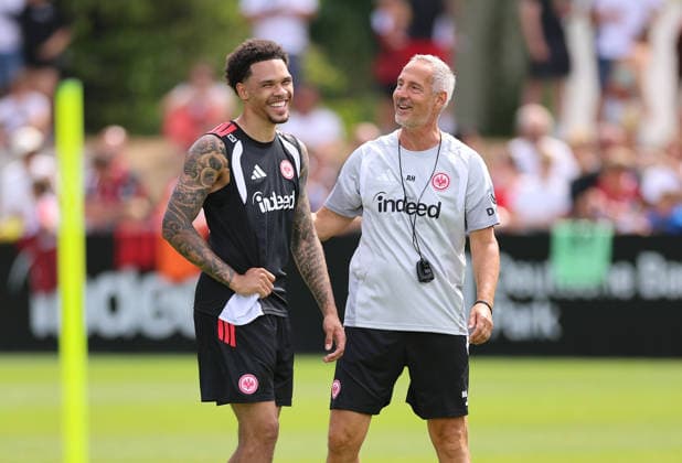 15.07.2026, Fussball Training, Eintracht Frankfurt, v.l., Trainer Adi Hütter (Eintracht Frankfurt) scherzt mit Pharell Nnamdi Collins (Eintracht Frankfurt) DFL DFB REGULATIONS PROHIBIT ANY USE OF PHOTOGRAPHS AS IMAGE SEQUENCES AND OR QUASI-VIDEO. xdcx *** July 15, 2026, Soccer practice, Eintracht Frankfurt, from left, Coach Adi Hütter of Eintracht Frankfurt jokes with Pharell Nnamdi Collins of Eintracht Frankfurt. DFL and DFB regulations prohibit any use of photographs as image sequences and or quasi-video. xdcx Copyright: HMBxMedia Claus