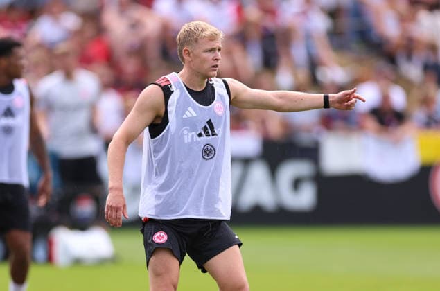 15.07.2026, Fussball Training, Eintracht Frankfurt, v.l., Jonathan Burkardt (Eintracht Frankfurt) gibt Anweisungen, gestikuliert, mit den Armen gestikulieren, gives instructions, gesticulate DFL DFB REGULATIONS PROHIBIT ANY USE OF PHOTOGRAPHS AS IMAGE SEQUENCES AND OR QUASI-VIDEO. xdcx *** July 15, 2026, Soccer Practice, Eintracht Frankfurt, from left, Jonathan Burkardt of Eintracht Frankfurt gives instructions, gesticulates, gestures with his arms, gives instructions, gesticulates DFL DFB REGULATIONS PROHIBIT ANY USE OF PHOTOGRAPHS AS IMAGE SEQUENCES AND OR QUASI-VIDEO xdcx Copyright: HMBxMedia Claus