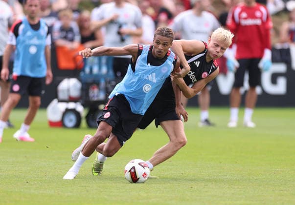 15.07.2026, Fussball Training, Eintracht Frankfurt, v.l., Jean-Matteo Bahoya (Eintracht Frankfurt), Oscar Hojlund (Eintracht Frankfurt) DFL DFB REGULATIONS PROHIBIT ANY USE OF PHOTOGRAPHS AS IMAGE SEQUENCES AND OR QUASI-VIDEO. xdcx *** July 15, 2026, Soccer Practice, Eintracht Frankfurt, from left: Jean Matteo Bahoya (Eintracht Frankfurt), Oscar Hojlund (Eintracht Frankfurt). DFL and DFB regulations prohibit any use of photographs as image sequences and or quasi-video. xdcx Copyright: HMBxMedia Claus