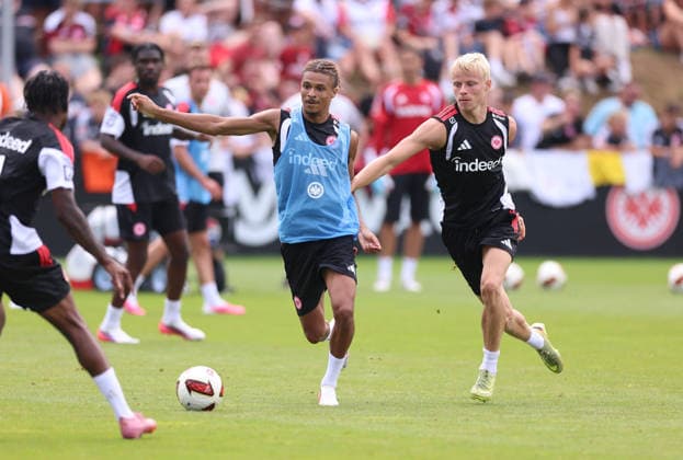 15.07.2026, Fussball Training, Eintracht Frankfurt, v.l., Jean-Matteo Bahoya (Eintracht Frankfurt), Oscar Hojlund (Eintracht Frankfurt) DFL DFB REGULATIONS PROHIBIT ANY USE OF PHOTOGRAPHS AS IMAGE SEQUENCES AND OR QUASI-VIDEO. xdcx *** July 15, 2026, Soccer Practice, Eintracht Frankfurt, from left: Jean Matteo Bahoya (Eintracht Frankfurt), Oscar Hojlund (Eintracht Frankfurt). DFL and DFB regulations prohibit any use of photographs as image sequences and or quasi-video. xdcx Copyright: HMBxMedia Claus