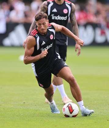 15.07.2026, Fussball Training, Eintracht Frankfurt, v.l., Younes Ebnoutalib (Eintracht Frankfurt) DFL DFB REGULATIONS PROHIBIT ANY USE OF PHOTOGRAPHS AS IMAGE SEQUENCES AND OR QUASI-VIDEO. xdcx *** July 15, 2026, Soccer Practice, Eintracht Frankfurt, from left: Younes Ebnoutalib, Eintracht Frankfurt. DFL and DFB regulations prohibit any use of photographs as image sequences and or quasi-video. xdcx Copyright: HMBxMedia Claus