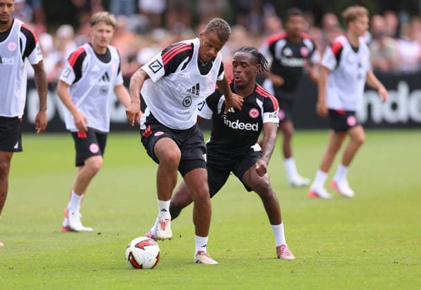 15.07.2026, Fussball Training, Eintracht Frankfurt, v.l., Timothy Chandler (Eintracht Frankfurt), Noel Futkeu (Eintracht Frankfurt) DFL DFB REGULATIONS PROHIBIT ANY USE OF PHOTOGRAPHS AS IMAGE SEQUENCES AND OR QUASI-VIDEO. xdcx *** July 15, 2026, Soccer Practice, Eintracht Frankfurt, from left: Timothy Chandler (Eintracht Frankfurt), Noel Futkeu (Eintracht Frankfurt). DFL and DFB regulations prohibit any use of photographs as image sequences and or quasi-video. xdcx Copyright: HMBxMedia Claus