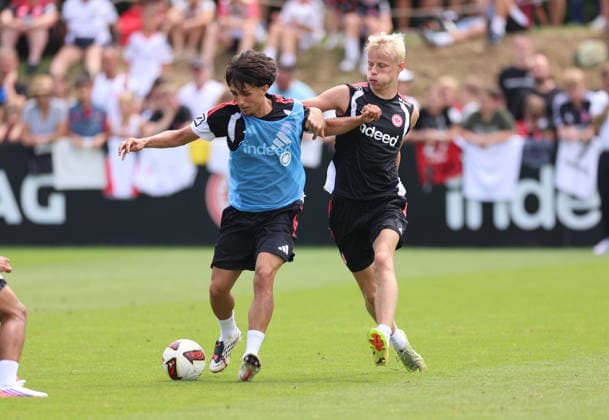 15.07.2026, Fussball Training, Eintracht Frankfurt, v.l., Ebu Bekir Is (Eintracht Frankfurt), Oscar Hojlund (Eintracht Frankfurt) DFL DFB REGULATIONS PROHIBIT ANY USE OF PHOTOGRAPHS AS IMAGE SEQUENCES AND OR QUASI-VIDEO. xdcx *** July 15, 2026, Soccer practice, Eintracht Frankfurt, from left: Ebu Bekir Is (Eintracht Frankfurt), Oscar Hojlund (Eintracht Frankfurt). DFL and DFB regulations prohibit any use of photographs as image sequences and or quasi-video. xdcx Copyright: HMBxMedia Claus