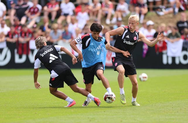 15.07.2026, Fussball Training, Eintracht Frankfurt, v.l., Marvin Dills (Eintracht Frankfurt), Ebu Bekir Is (Eintracht Frankfurt), Oscar Hojlund (Eintracht Frankfurt) DFL DFB REGULATIONS PROHIBIT ANY USE OF PHOTOGRAPHS AS IMAGE SEQUENCES AND OR QUASI-VIDEO. xdcx *** July 15, 2026, Soccer practice, Eintracht Frankfurt, from left: Marvin Dills (Eintracht Frankfurt), Ebu Bekir Is (Eintracht Frankfurt), Oscar Hojlund (Eintracht Frankfurt). DFL and DFB regulations prohibit any use of photographs as image sequences and or quasi-video. xdcx Copyright: HMBxMedia Claus