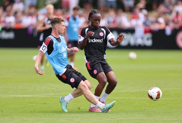 15.07.2026, Fussball Training, Eintracht Frankfurt, v.l., Elias Baum (Eintracht Frankfurt), Noel Futkeu (Eintracht Frankfurt) DFL DFB REGULATIONS PROHIBIT ANY USE OF PHOTOGRAPHS AS IMAGE SEQUENCES AND OR QUASI-VIDEO. xdcx *** July 15, 2026, Soccer Practice, Eintracht Frankfurt, from left: Elias Baum (Eintracht Frankfurt), Noel Futkeu (Eintracht Frankfurt). DFL and DFB regulations prohibit any use of photographs as image sequences and or quasi-video. xdcx Copyright: HMBxMedia Claus