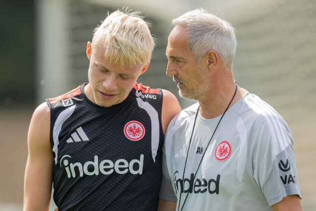 Training Eintracht Frankfurt Trainer Adi Hütter (Eintracht Frankfurt, rechts) im Gespräch mit seinem Spieler Oscar Hojlund (Eintracht Frankfurt, 6). Training von Eintracht Frankfurt am 15. Juli 2026 im Deutsche Bank Park in Frankfurt am Main., Frankfurt am Main Hessen Deutschland Deutsche Bank Park *** Training: Eintracht Frankfurt coach Adi Hütter (right) talking with his player Oscar Hojlund (left) during Eintracht Frankfurt s training session on July 15, 2026, at Deutsche Bank Park in Frankfurt am Main, Frankfurt am Main, Hesse, Germany; Deutsche Bank Park