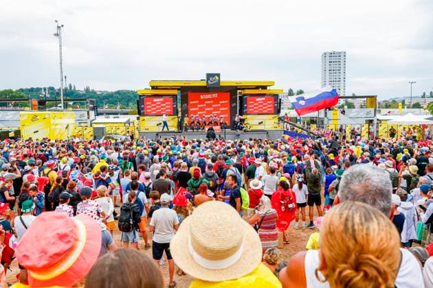 Tour de France 2026 Stage 11 NEVERS, FRANCE - JULY 15 : Illustration picture Team UAE Emirates - XRG on the podium during stage 11 of the 113rd edition of Tour de France an UCI World Tour 2.UWT cycling road race stage for Men Elite of 161 km with start in Vichy and finish in Nevers on July 15, 2026 in Nevers, France, 15 07 2026 Nevers France  Copyright: xLucaxBettinix