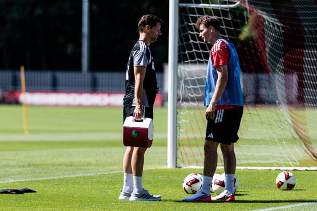 COLOGNE, GERMANY - JULY 15: Rav van den Berg (1. FC Koeln, 33) talking to medical due to possible injury during a training session of season 2026 27 at Geissbockheim on July 15, 2026 in Cologne, Germany. North Rhine Westphalia Germany Copyright: xSteffiexWunderlx