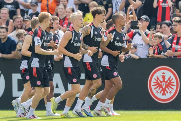 Training Eintracht Frankfurt Vor etwa 2000 Trainingsbesuchern drehen Timothy Chandler (Eintracht Frankfurt, 22), Robin Koch (Eintracht Frankfurt, 4), Oscar Hojlund (Eintracht Frankfurt, 6), Elias Baum (Eintracht Frankfurt, 2), Ansgar Knauff (Eintracht Frankfurt, 7), Hugo Larsson (Eintracht Frankfurt, 16) und ihre Teamkollegen die ersten Trainingsrunden. Training von Eintracht Frankfurt am 15. Juli 2026 im Deutsche Bank Park in Frankfurt am Main., Frankfurt am Main Hessen Deutschland Deutsche Bank Park *** Eintracht Frankfurt Training: In front of about 2,000 spectators, Timothy Chandler (Eintracht Frankfurt, 22), Robin Koch (Eintracht Frankfurt, 4), Oscar Hojlund (Eintracht Frankfurt, 6), Elias Baum (Eintracht Frankfurt, 2), Ansgar Knauff (Eintracht Frankfurt, 7), Hugo Larsson (Eintracht Frankfurt, 16), and their teammates completed their first laps of training during Eintracht Frankfurt’s training session on July 15, 2026, at Deutsche Bank Park in Frankfurt am Main, Frankfurt am Main, Hesse, Germany; Deutsche Bank Park