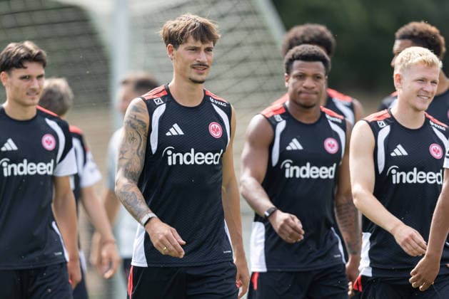 Training Eintracht Frankfurt Robin Koch (Eintracht Frankfurt, 4) und seine Teamkollegen gut gelaunt beim öffentlichen Training von Eintracht Frankfurt. Training von Eintracht Frankfurt am 15. Juli 2026 im Deutsche Bank Park in Frankfurt am Main., Frankfurt am Main Hessen Deutschland Deutsche Bank Park *** Training: Eintracht Frankfurt s Robin Koch and his teammates in good spirits during Eintracht Frankfurt s public training session on July 15, 2026, at Deutsche Bank Park in Frankfurt am Main, Frankfurt am Main, Hesse, Germany; Deutsche Bank Park