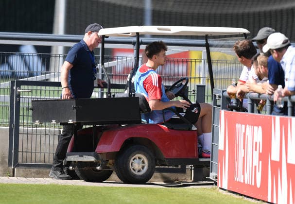 15.07.2026, xophax, Fussball 1.Bundesliga, 1.FC Koeln , Trainingsauftakt am Geissbockheim. Rav van den Berg ( 1.FC Köln ) musste verletzt das Training abbrechen. Koeln *** July 15, 2026, xophax, Soccer, Bundesliga 1, 1. FC Köln, Start of training at the Geissbockheim; Rav van den Berg had to stop training due to injury; Köln