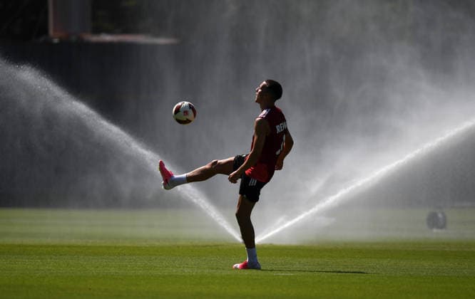 15.07.2026, xophax, Fussball 1.Bundesliga, 1.FC Koeln , Trainingsauftakt am Geissbockheim. Said El Mala ( 1.FC Köln ) vor dem Wasserstrahl der Bewässerungsanlage. Koeln *** July 15, 2026, xophax, Soccer, Bundesliga 1, 1. FC Köln, Start of training at the Geissbockheim; Said El Mala of 1. FC Köln stands in front of the water jet from the irrigation system in Cologne