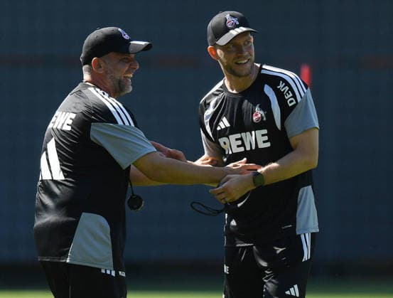 13.07.2026, xophax, Fussball 1.Bundesliga, 1.FC Koeln , Trainingsauftakt am Geissbockheim. Evangelos Sbonias , links (1.FC Köln ) und Cheftrainer RenÃ Wagner , rechts ( 1.FC Köln ) Koeln *** July 13, 2026, xophax, Soccer, Bundesliga 1, 1. FC Köln, Start of training at the Geissbockheim: Evangelos Sbonias; on the left, 1. FC Köln and head coach Renà Wagner; on the right, 1. FC Köln