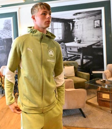 15.07.2026 - Fussball - 2. Bundesliga - Saison 2026 2027 - SpVgg Greuther Fürth Fuerth - Trainingslager Bad Wörishofen - - xwoxzix - Florian Hellstern (1, SpVgg Greuther Fürth ) trifft im Hotel Das Parkhotel ein *** July 15, 2026 Soccer 2. Bundesliga 2026–2027 Season SpVgg Greuther Fürth Fürth Training Camp in Bad Wörishofen xwoxzix Florian Hellstern 1, SpVgg Greuther Fürth arrives at Das Parkhotel